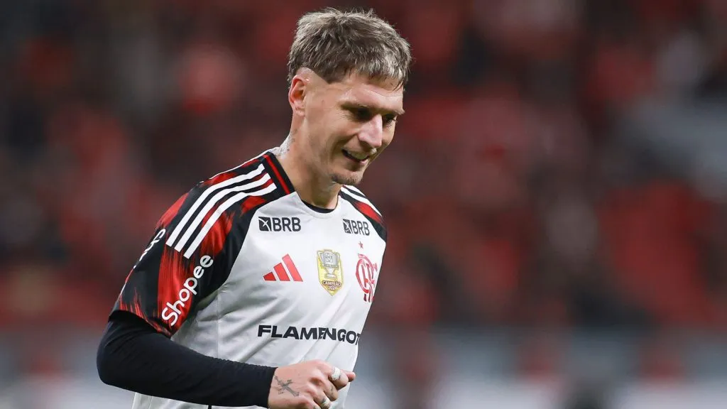 Guillermo Varela jogador do Flamengo durante partida contra o Internacional no estadio Beira-Rio pelo campeonato Brasileiro A 2025. Foto: Maxi Franzoi/AGIF