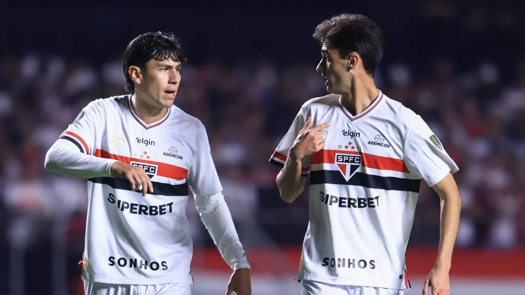 Ferraresi (e) e Rodriguinho jogadores do Sao Paulo durante partida contra o Atletico Nacional no estadio Morumbi pelo campeonato Copa Libertadores 2025. Foto: Marcello Zambrana/AGIF
