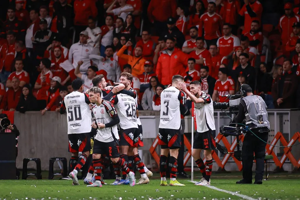 RS – PORTO ALEGRE – 20/08/2025 – COPA LIBERTADORES 2025, INTERNACIONAL X FLAMENGO – Giorgian De Arrascaeta jogador do Flamengo comemora seu gol com jogadores do seu time durante partida contra o Internacional no estadio Beira-Rio pelo campeonato Copa Libertadores 2025. Foto: Maxi Franzoi/AGIF