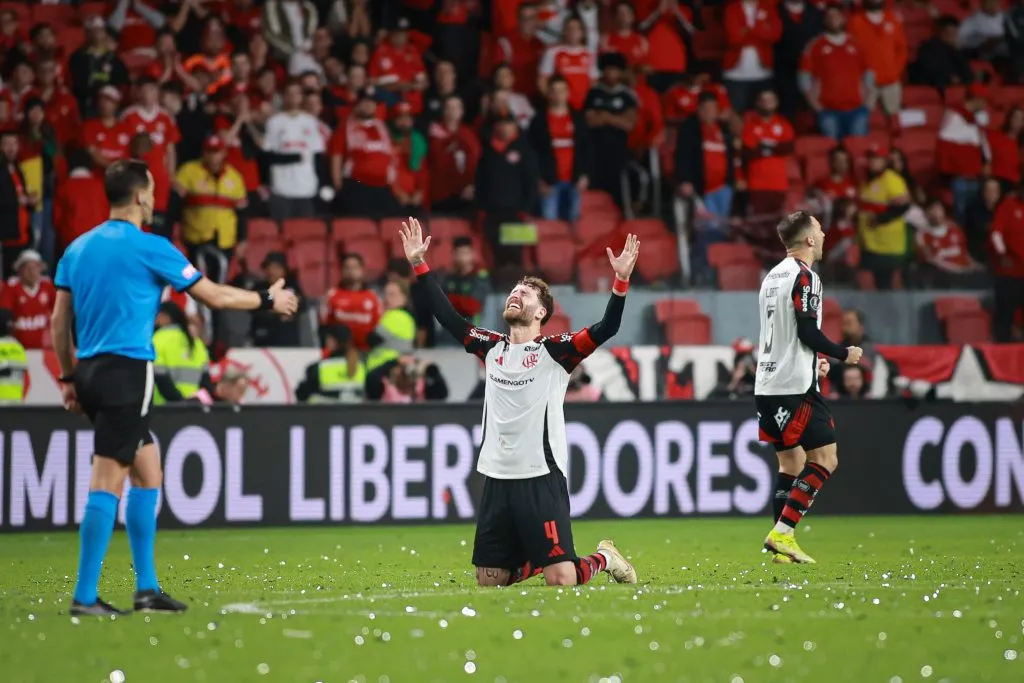 Leo Pereira jogador do Flamengo comemoram vitoria ao final da partida contra o Internacional no estadio Beira-Rio pelo campeonato Copa Libertadores 2025. Foto: Maxi Franzoi/AGIF