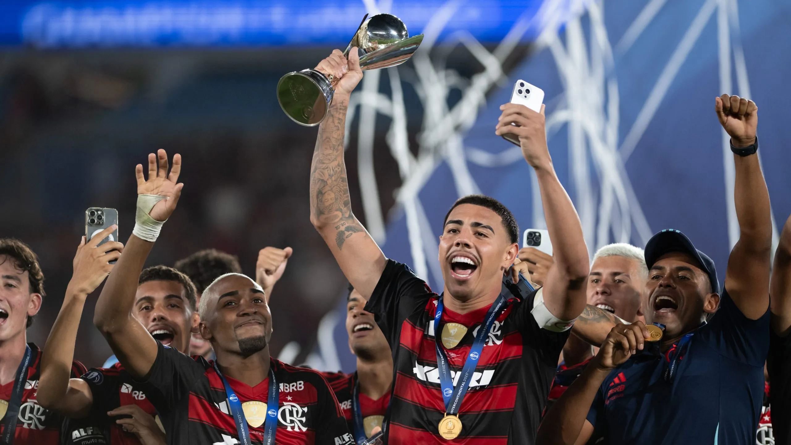 RJ – RIO DE JANEIRO – 23/08/2025 – COPA  INTERCONTINENTAL  SUB-20 2025, FLAMENGO X BARCELONA – Iago jogador do Flamengo levanta a taca de campeao durante cerimonia de premiacao ao final da partida contra o Barcelona no estadio Maracana pela decisao do campeonato COPA  INTERCONTINENTAL  SUB-20 2025. Foto: Jorge Rodrigues/AGIF