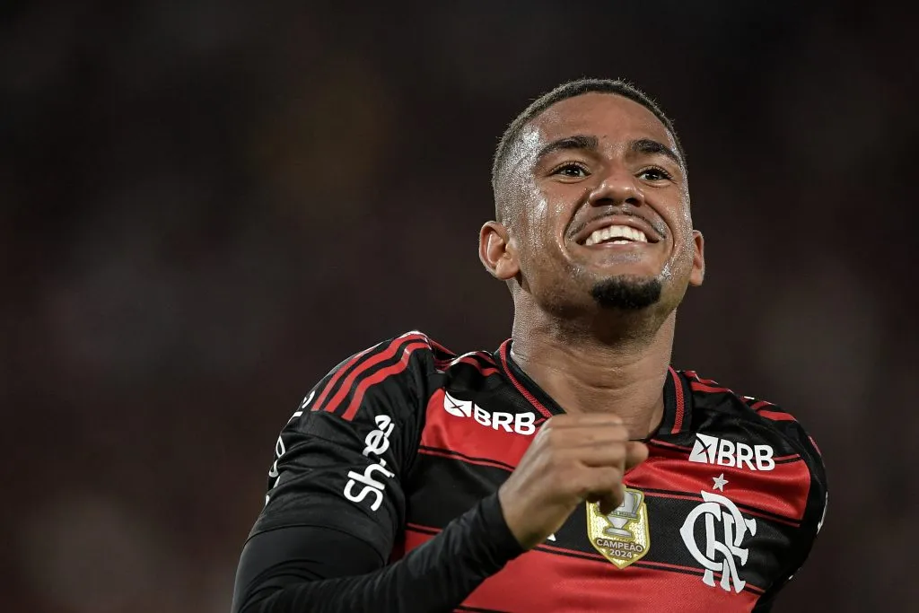 RJ – RIO DE JANEIRO – 25/08/2025 – BRASILEIRO A 2025, FLAMENGO X VITORIA – Samuel Lino jogador do Flamengo comemora seu gol durante partida contra o Vitoria no estadio Maracana pelo campeonato Brasileiro A 2025. Foto: Thiago Ribeiro/AGIF