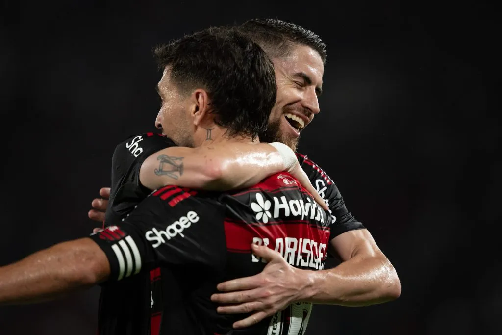 Arrascaeta, jogador do Flamengo, comemora seu gol com Jorginho, jogador da sua equipe durante partida contra o Vitoria no estadio Maracana pelo campeonato Brasileiro A 2025. Foto: Jorge Rodrigues/AGIF