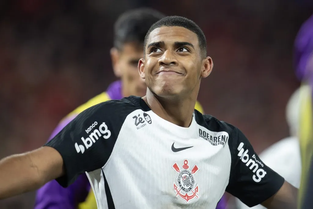 Gui Negao, jogador do Corinthians, comemora seu gol durante partida contra o Athletico-PR no estadio Arena da Baixada pelo campeonato Copa Do Brasil 2025. Foto: Hedeson Alves/AGIF