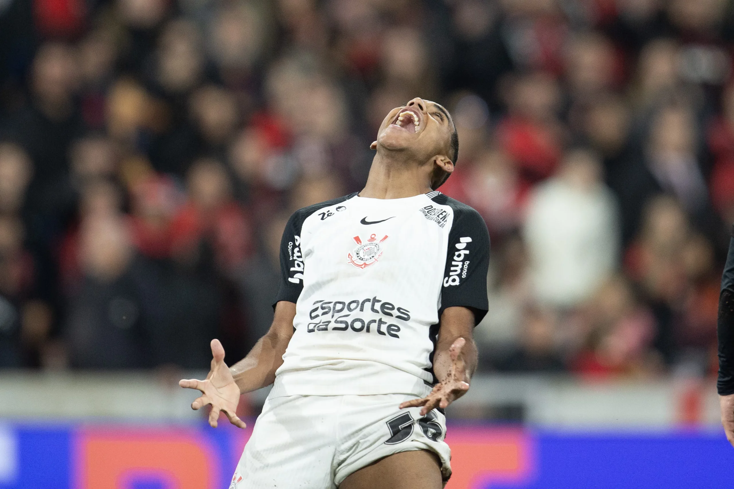Gui Negao jogador do Corinthians lamenta durante partida contra o Athletico-PR no estadio Arena da Baixada pelo campeonato Copa Do Brasil 2025. Foto: Hedeson Alves/AGIF