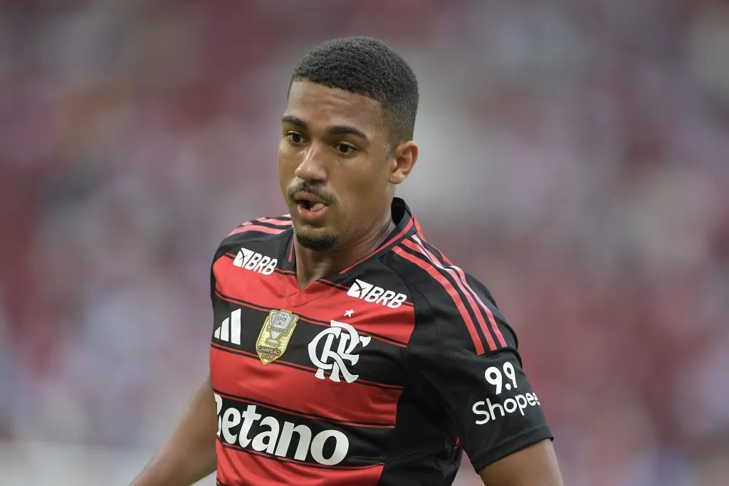 Samuel Lino jogador do Flamengo durante partida contra o Gremio no estadio Maracana pelo campeonato Brasileiro A 2025. Foto: Thiago Ribeiro/AGIF