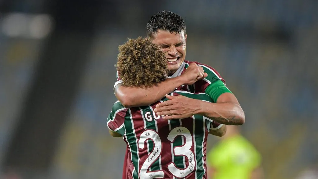 Thiago silva jogador do Fluminense comemora seu gol com guga jogador da sua equipe durante partida contra o Bahia no estadio Maracana pelo campeonato Copa Do Brasil 2025. Foto: Thiago Ribeiro/AGIF