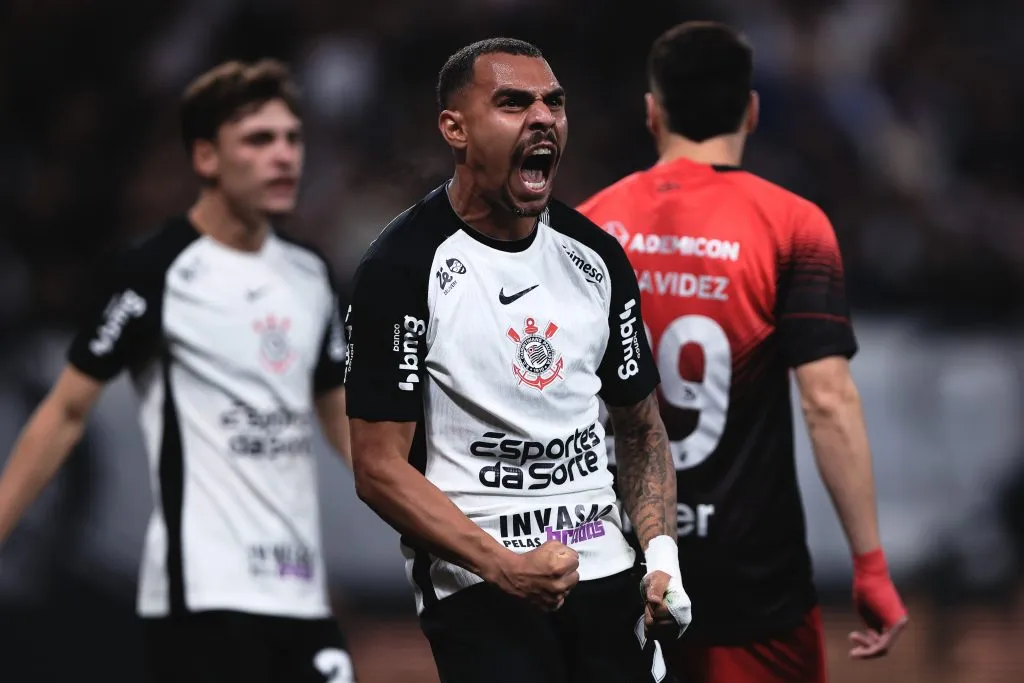 Matheuzinho comemorando gol na Copa do Brasil. Foto: Ettore Chiereguini/AGIF