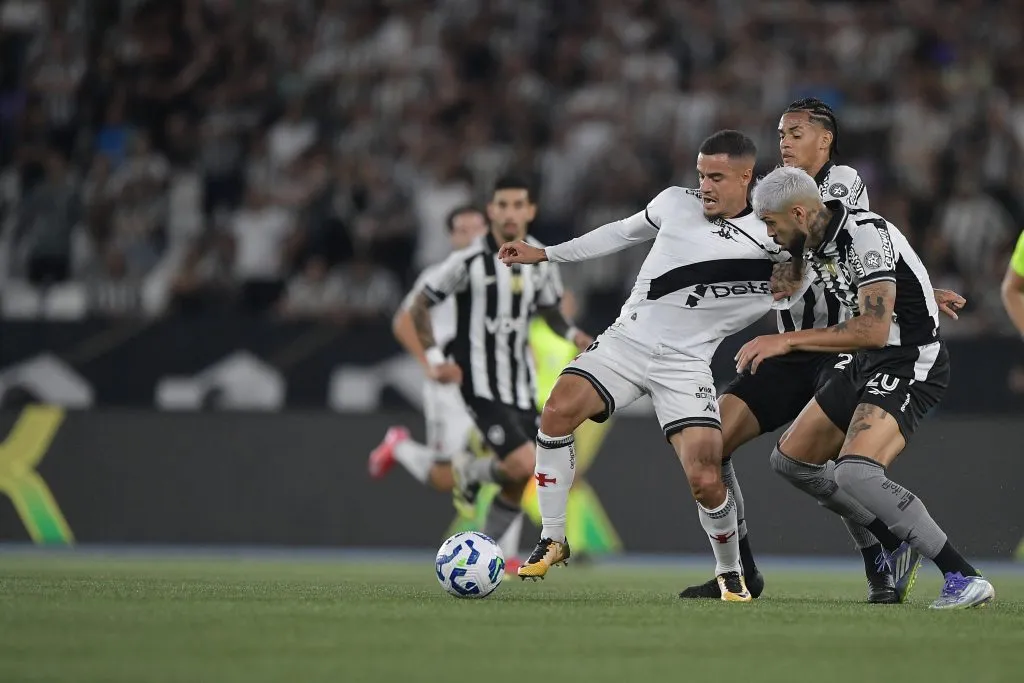 Barboza jogador do Botafogo disputa lance com Coutinho jogador do Vasco durante partida no estadio Engenhao pelo campeonato Copa Do Brasil 2025. Foto: Thiago Ribeiro/AGIF