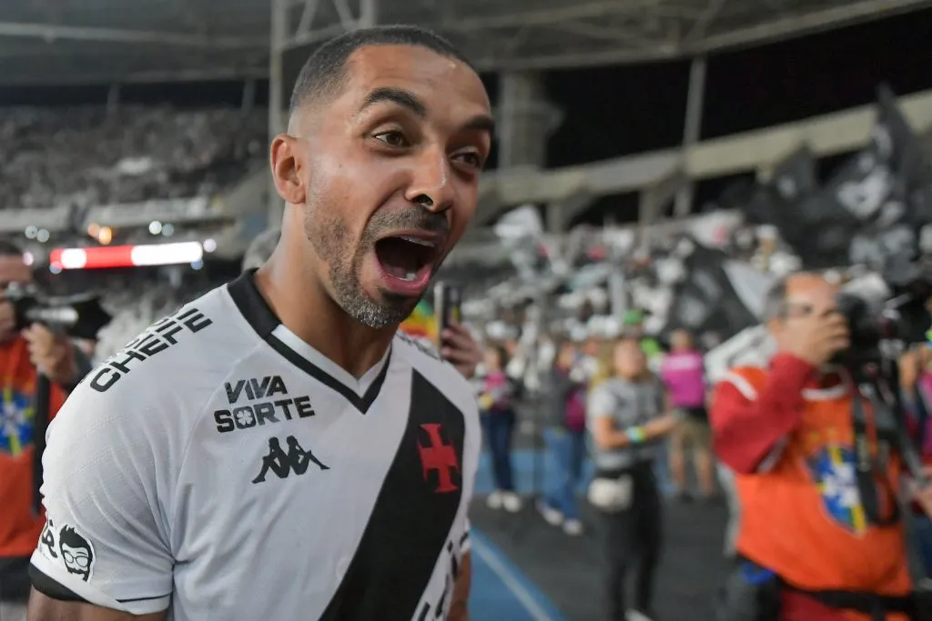 Paulo Henrique jogador do Vasco comemora vitória ao final da partida contra o Botafogo – Foto: Thiago Ribeiro/AGIF
