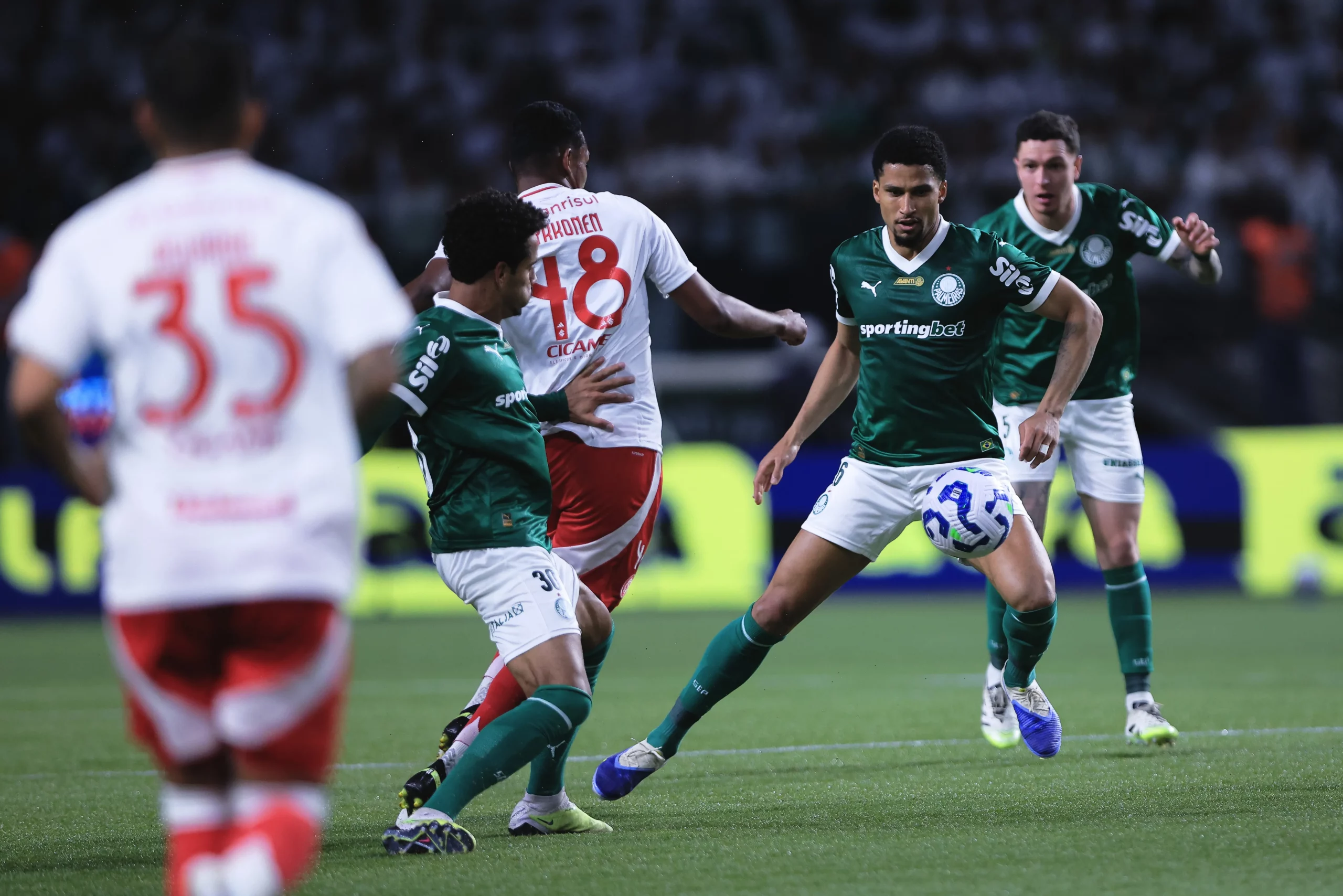 Jovem atacante teve o gostinho de jogar o Campeonato Brasileiro e ajudou o Inter a permanecer na Série A – Foto: Ettore Chiereguini/AGIF