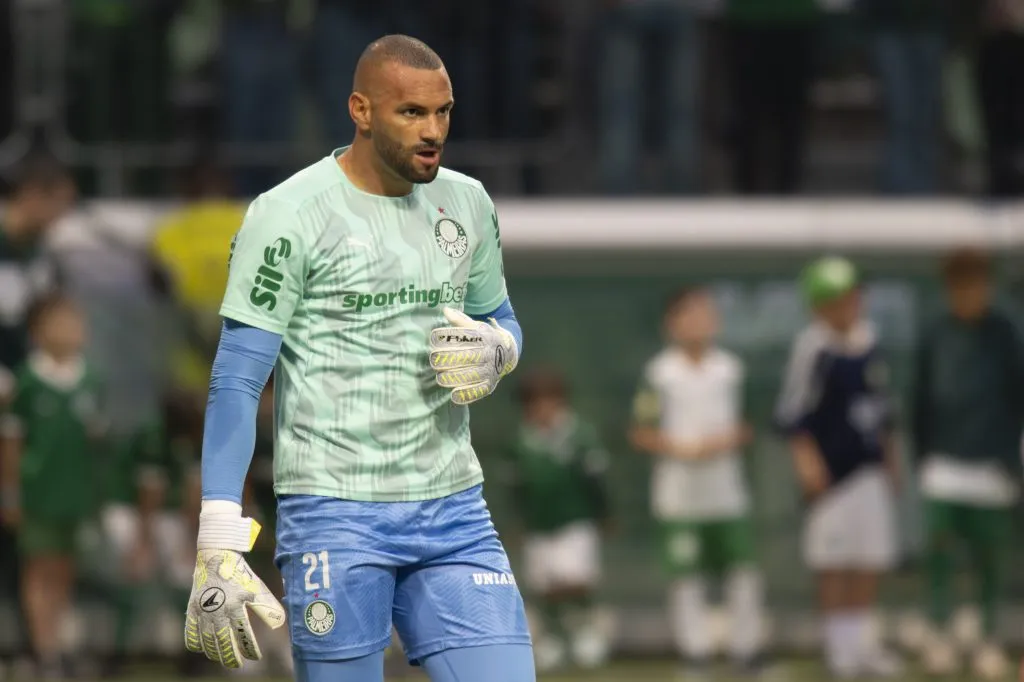 Contestado pela torcida, Weverton segue como titular mesmo em time misto. Foto: Anderson Romao/AGIF