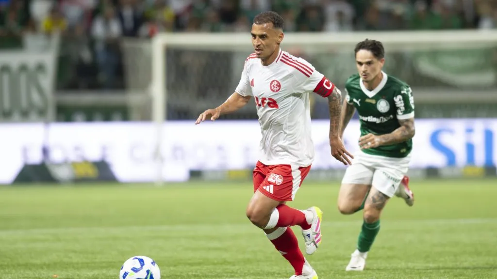 Khellven jogador do Palmeiras disputa lance com Alan Patrick jogador do Internacional durante partida no estadio Arena Allianz Parque pelo campeonato Brasileiro A 2025. Foto: Anderson Romao/AGIF