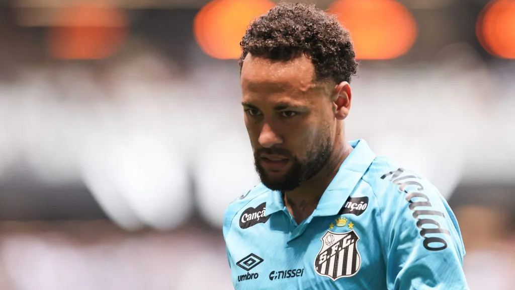 Neymar jogador do Santos lamenta durante partida contra o Atletico-MG no estadio Arena MRV pelo campeonato Brasileiro A 2025. Foto: Gilson Lobo/AGIF