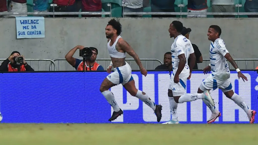 Gabigol, jogador do Cruzeiro, comemora seu gol com jogadores do seu time durante partida contra o Bahia no estadio Arena Fonte Nova pelo campeonato Brasileiro A 2025. Foto: Jhony Pinho/AGIF