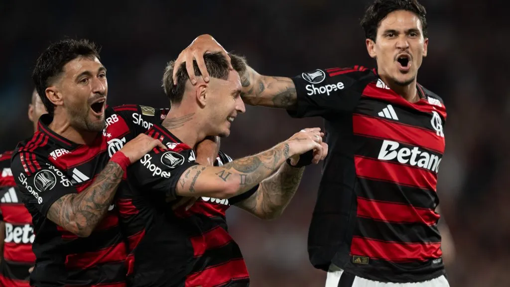 Varela jogador do Flamengo comemora seu gol com De Arrascaeta jogador da sua equipe durante partida contra o Estudiantes no estadio Maracana pelo campeonato Copa Libertadores 2025. Foto: Jorge Rodrigues/AGIF
