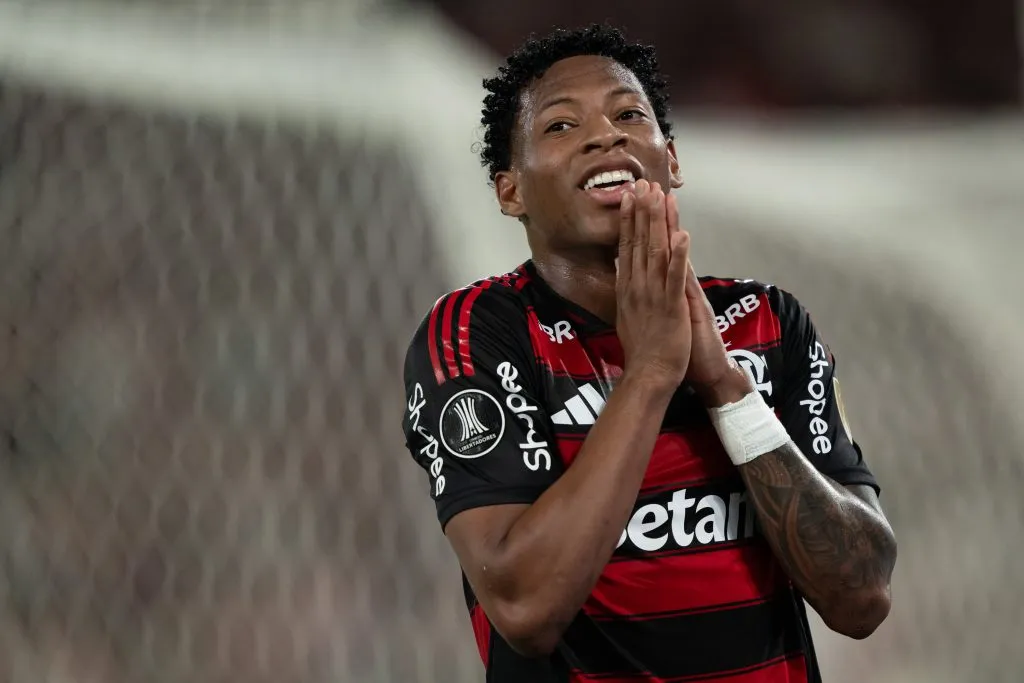 Plata jogador do Flamengo lamenta durante partida contra o Estudiantes no estadio Maracana pelo campeonato Copa Libertadores 2025. Foto: Jorge Rodrigues/AGIF