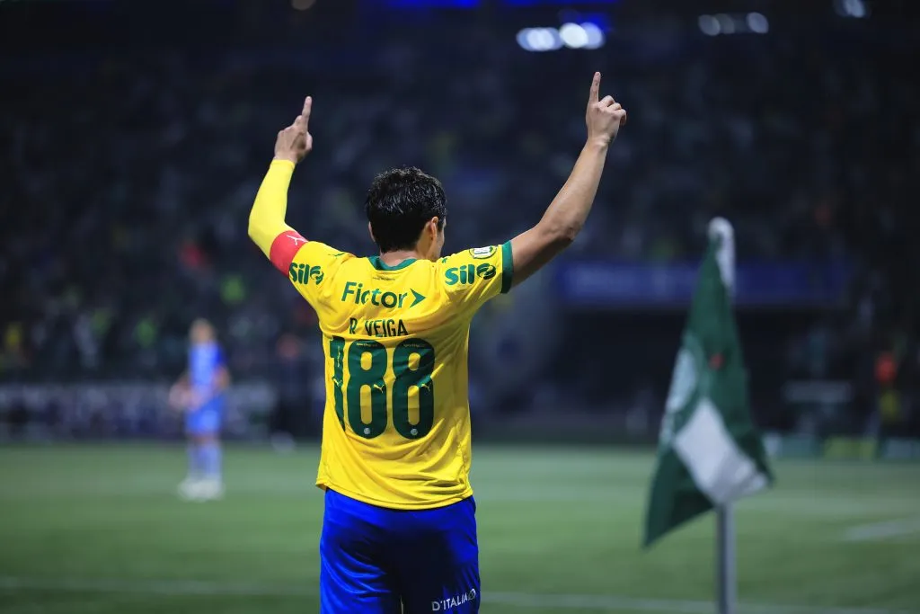 Raphael Veiga jogador do Palmeiras comemora seu gol durante partida contra o Fortaleza no estádio Arena Allianz Parque pelo campeonato Brasileiro A 2025 – Foto: Ettore Chiereguini/AGIF