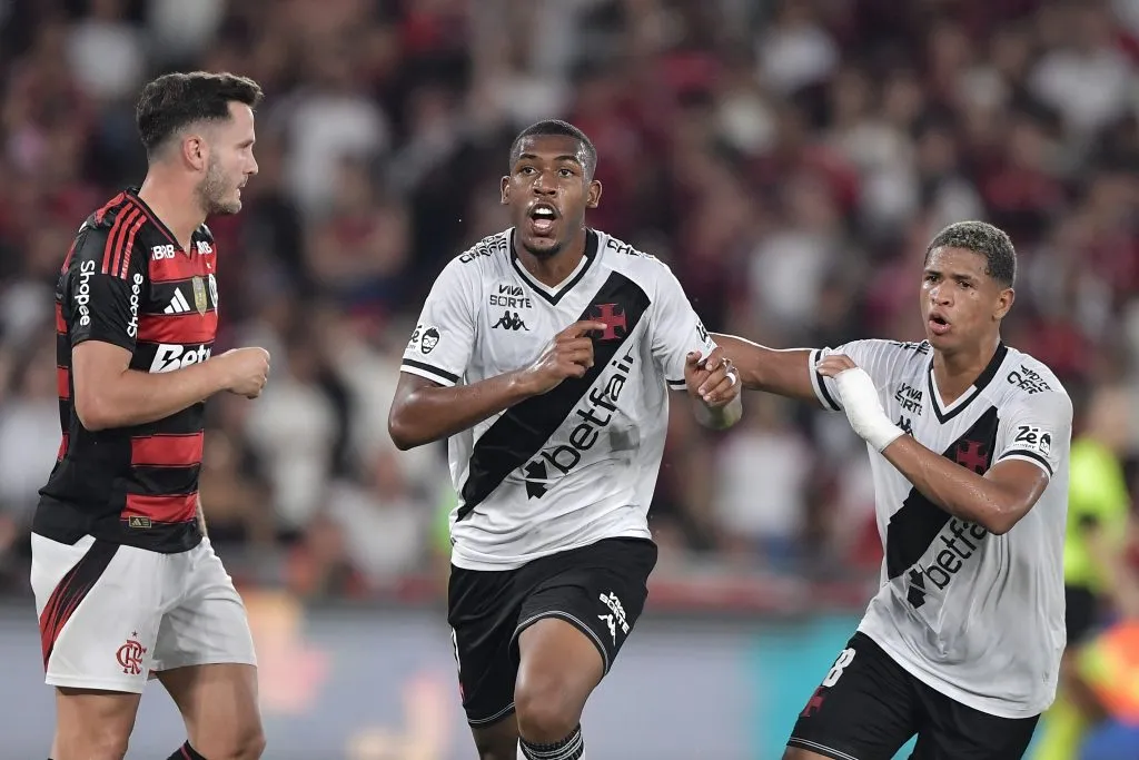Rayan jogador do Vasco comemora seu gol durante partida contra o Flamengo no estadio Maracana pelo campeonato Brasileiro A 2025. Foto: Thiago Ribeiro/AGIF