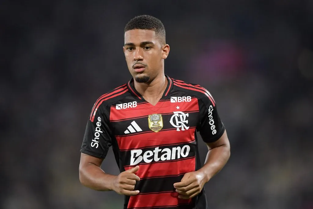 Samuel Lino jogador do Flamengo durante partida pelo campeonato Brasileiro A 2025. Foto: Thiago Ribeiro/AGIF