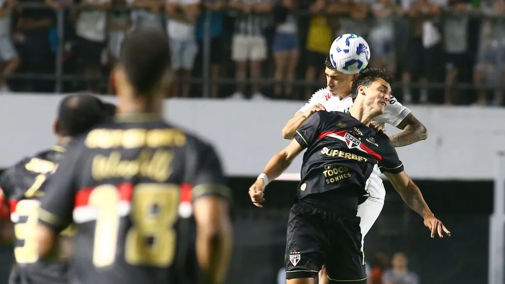 Adonis Frias jogador do Santos durante partida contra o Sao Paulo no estadio Vila Belmiro pelo campeonato Brasileiro A 2025. Foto: Mauricio De Souza/AGIF