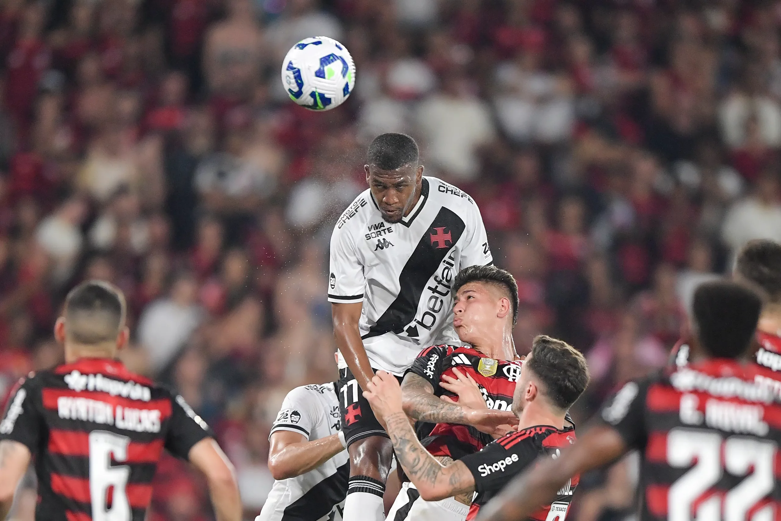 RJ – RIO DE JANEIRO – 21/09/2025 – BRASILEIRO A 2025, FLAMENGO X VASCO – Rayan jogador do Vasco durante partida contra o Flamengo no estadio Maracana pelo campeonato Brasileiro A 2025. Foto: Thiago Ribeiro/AGIF