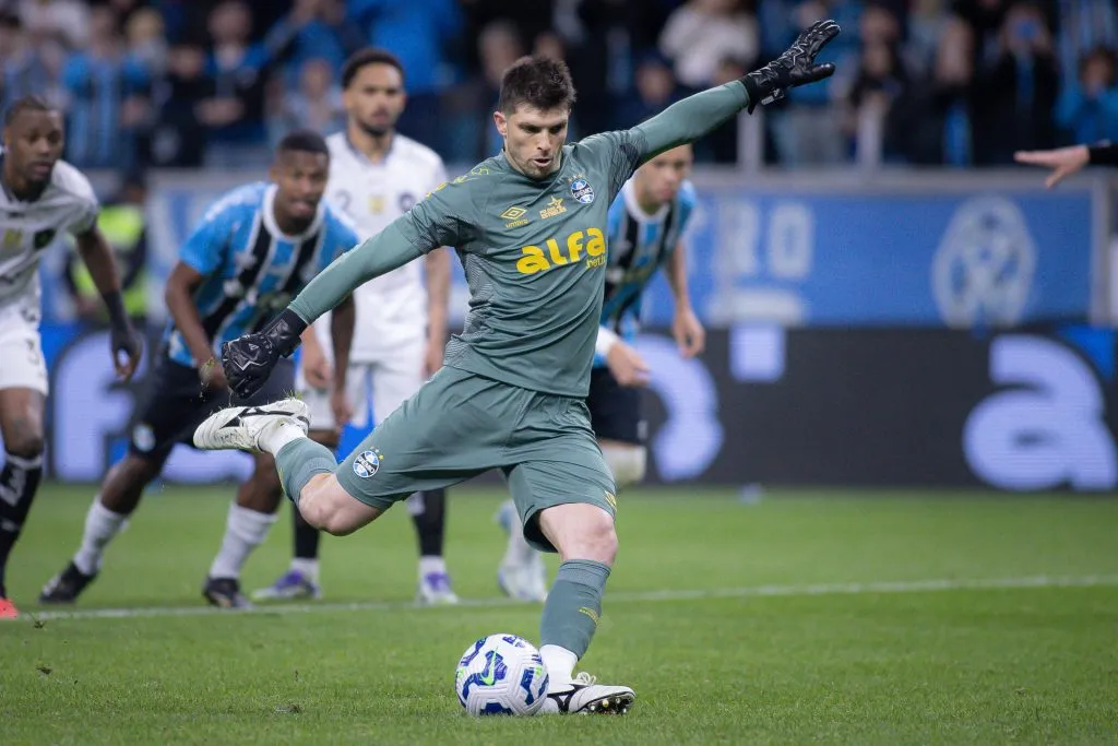 Tiago Volpi é um dos pendurados contra o Corinthians que pode ficar de fora contra Cruzeiro – Foto: Maxi Franzoi/AGIF