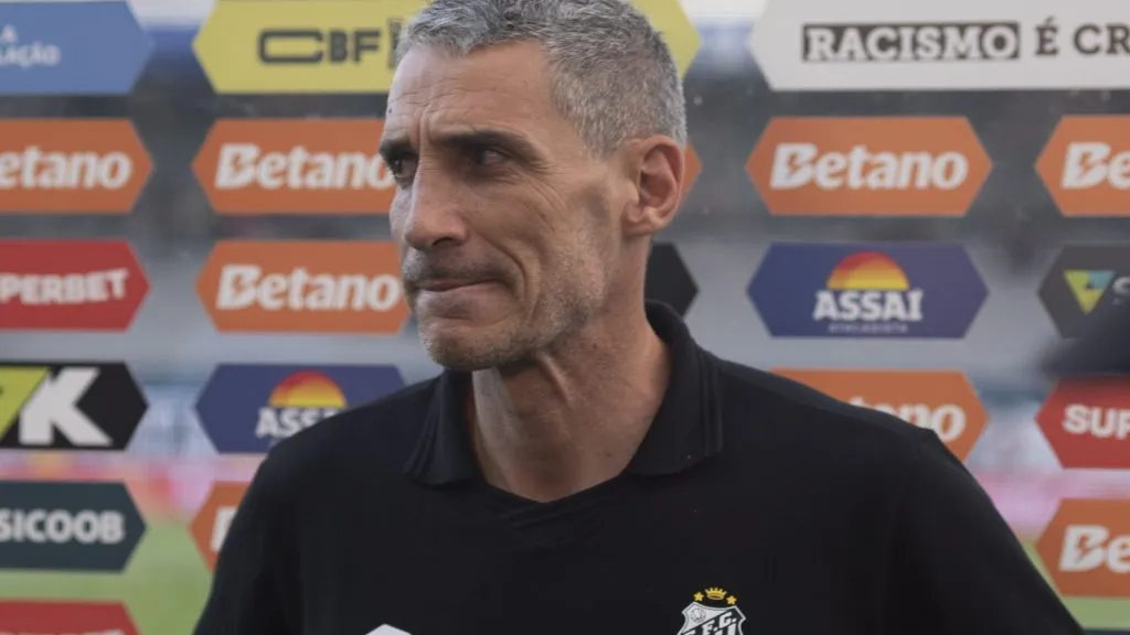 Juan Vojvoda tecnico do Santos durante partida contra o Bragantino no estadio Cicero De Souza Marques pelo campeonato Brasileiro A 2025. Foto: Anderson Romao/AGIF