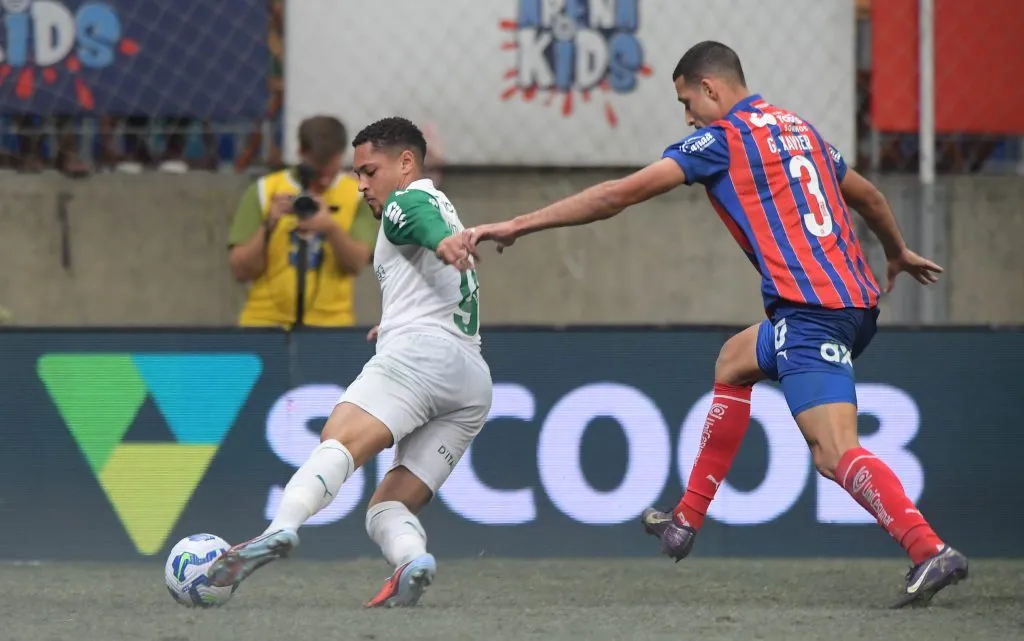Abel Ferreira não perdoou o gramado cheio de imperfeições em Bahia x Palmeiras – Foto: Jhony Pinho/AGIF