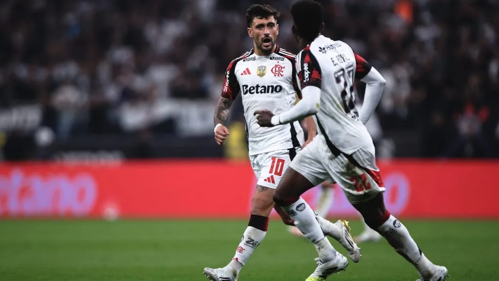 De Arrascaeta  comemora seu gol durante partida contra o Corinthians. Foto: Ettore Chiereguini/AGIF