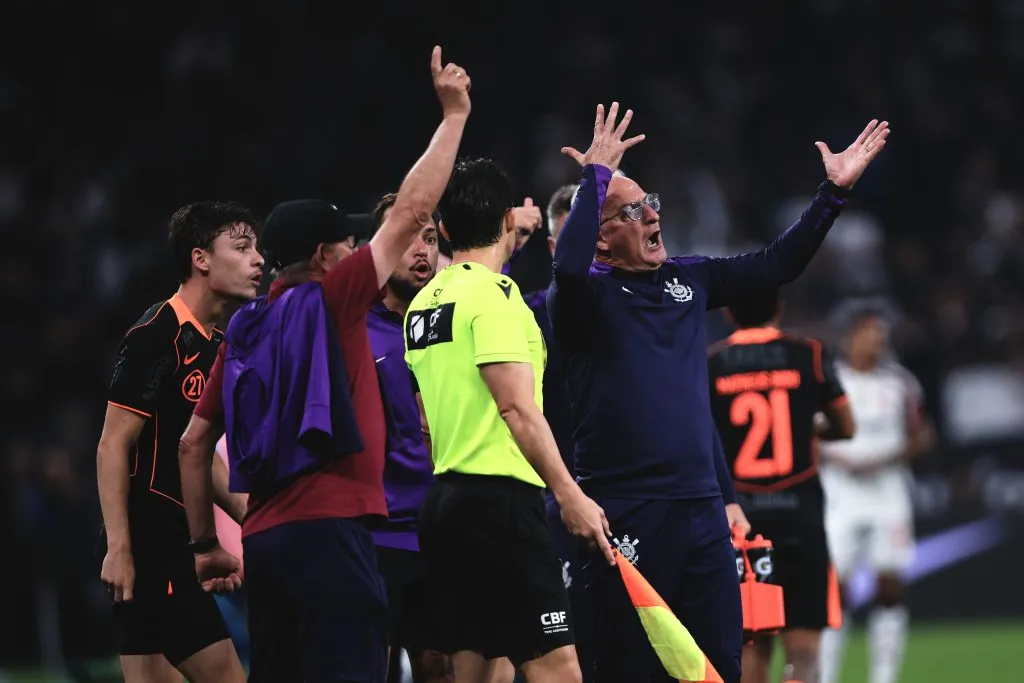 Dorival Jr. tecnico do Corinthians reclama com a arbitragem durante – Foto: Ettore Chiereguini/AGIF