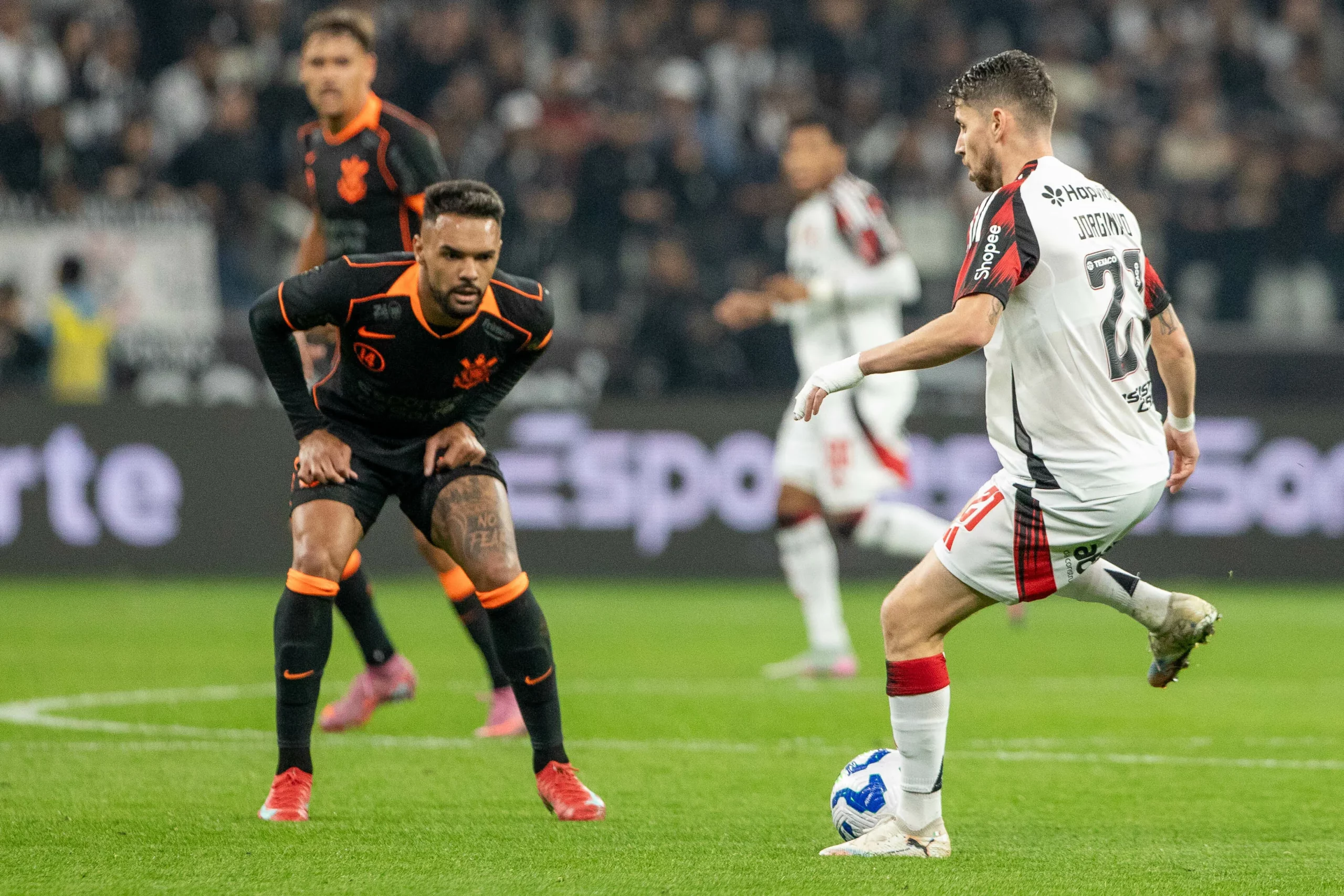 Jorginho e Raniele em Corinthians x Flamengo. Foto: Joisel Amaral/AGIF