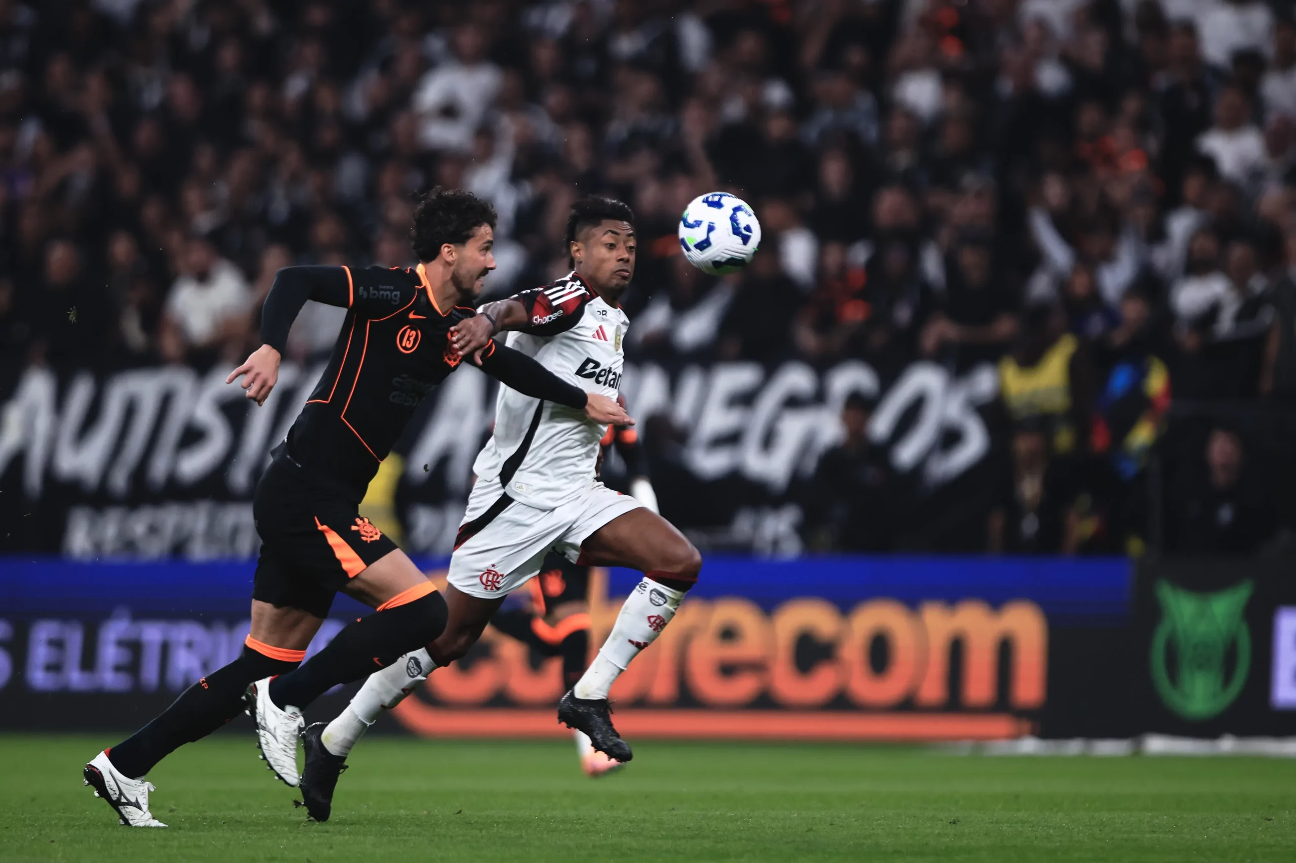 Gustavo Henrique jogador do Corinthians disputa lance com Bruno Henrique jogador do Flamengo durante partida no estadio Arena Corinthians pelo campeonato Brasileiro A 2025. Foto: Ettore Chiereguini/AGIF