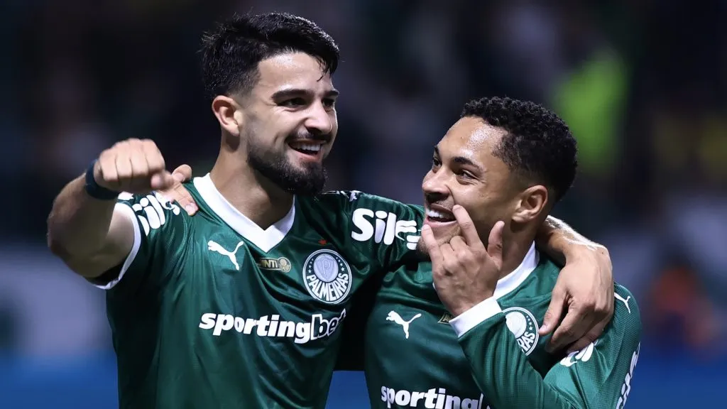 Flaco López e Vitor Roque comemorando gol pelo Palmeiras. Foto: Marcello Zambrana/AGIF