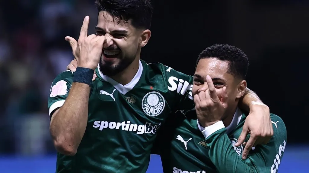 Vitor Roque jogador do Palmeiras comemora seu gol com Flaco Lopez jogador da sua equipe durante partida contra o Vasco no estadio Arena Allianz Parque pelo campeonato Brasileiro A 2025. Foto: Marcello Zambrana/AGIF