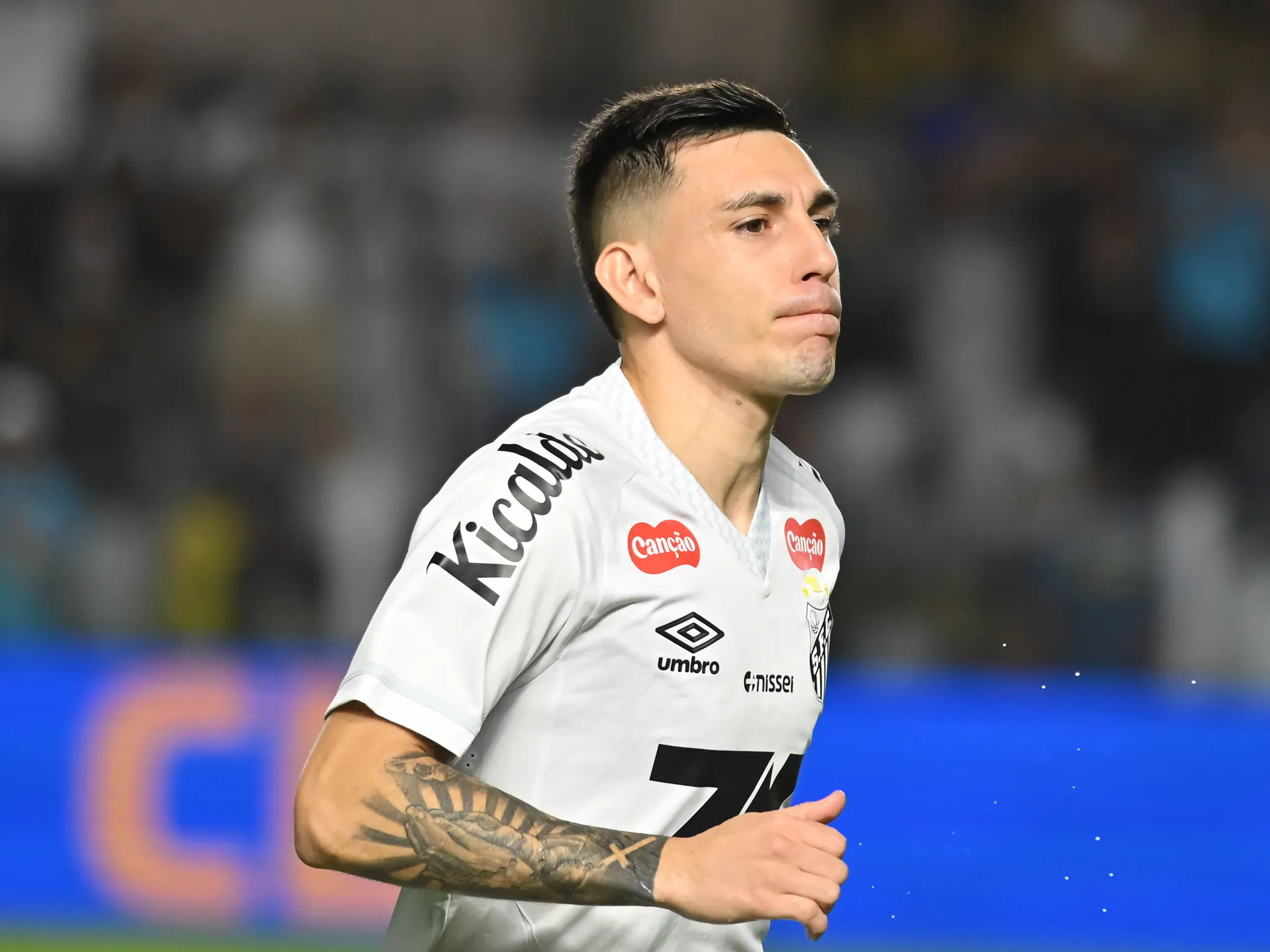 SP – SANTOS – 01/10/2025 – BRASILEIRO A 2025, SANTOS X GREMIO – Gonzalo Escobar jogador do Santos durante partida contra o Gremio no estadio Vila Belmiro pelo campeonato Brasileiro A 2025. Foto: Jota Erre/AGIF