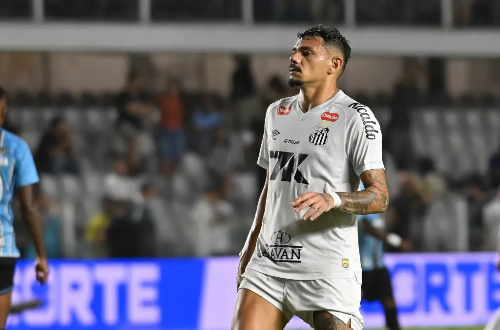 Tiquinho Soares perdeu gol inacreditável e revoltou a torcida – Foto: Jota Erre/AGIF