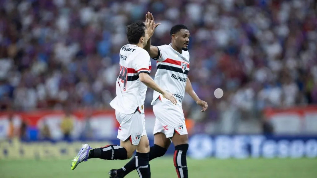Tapia jogador do Sao Paulo comemora seu gol durante partida contra o Fortaleza no estadio Arena Castelao pelo campeonato Brasileiro A 2025. Foto: Baggio Rodrigues/AGIF