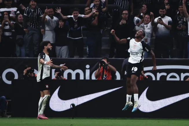 Andre jogador do Corinthians comemora seu gol com Yuri Alberto, pelo Brasileirão. Foto: Ettore Chiereguini/AGIF