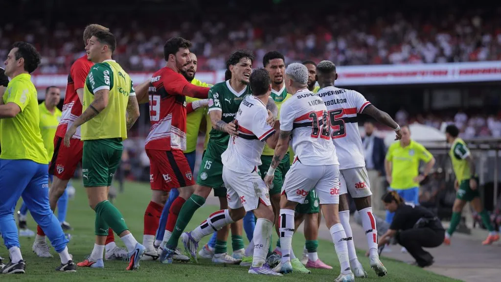 SP – SAO PAULO – 05/10/2025 – BRASILEIRO A 2025, SAO PAULO X PALMEIRAS – Tumulto entre jogadores do Sao Paulo e jogadores do Palmeiras durante partida no estadio Morumbi pelo campeonato Brasileiro A 2025. Foto: Ettore Chiereguini/AGIF