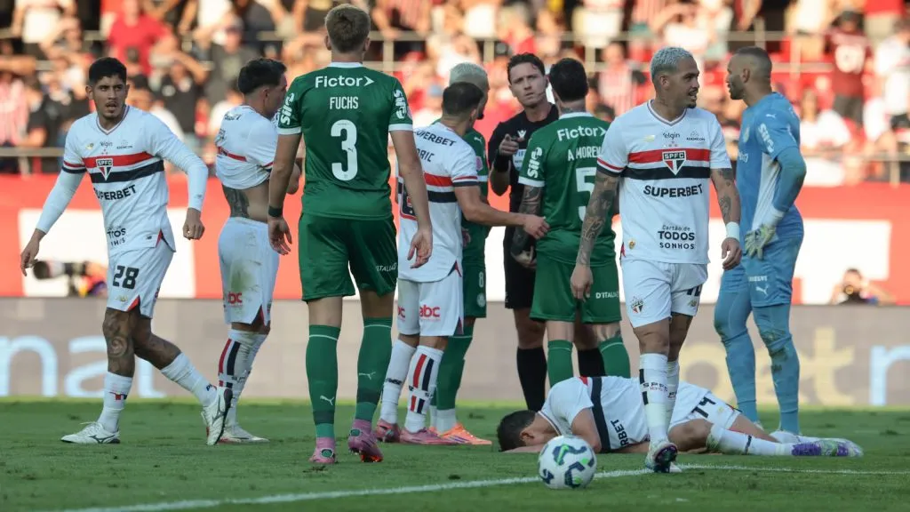 Jogadores do São Paulo reclamam com  Abatti durante o Choque-Rei: Foto: Marcello Zambrana/AGIF
