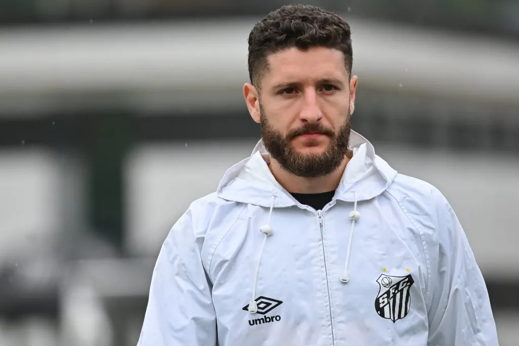 SP – SANTOS – 10/10/2025 – SANTOS, COLETIVA – Ze Rafael jogador do Santos antes de  coletiva de imprensa e treino da equipe realizado no CT Rei Pele. Foto: Jota Erre/AGIF