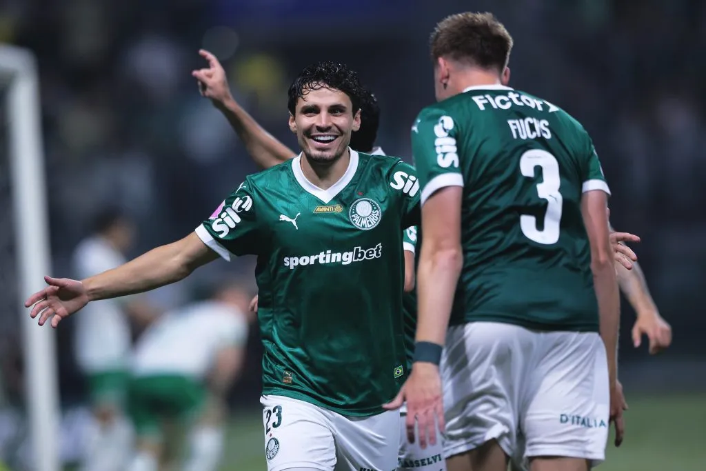 Veiga comemora após assistência em gol de Bruno Fuchs. Foto: Ettore Chiereguini/AGIF