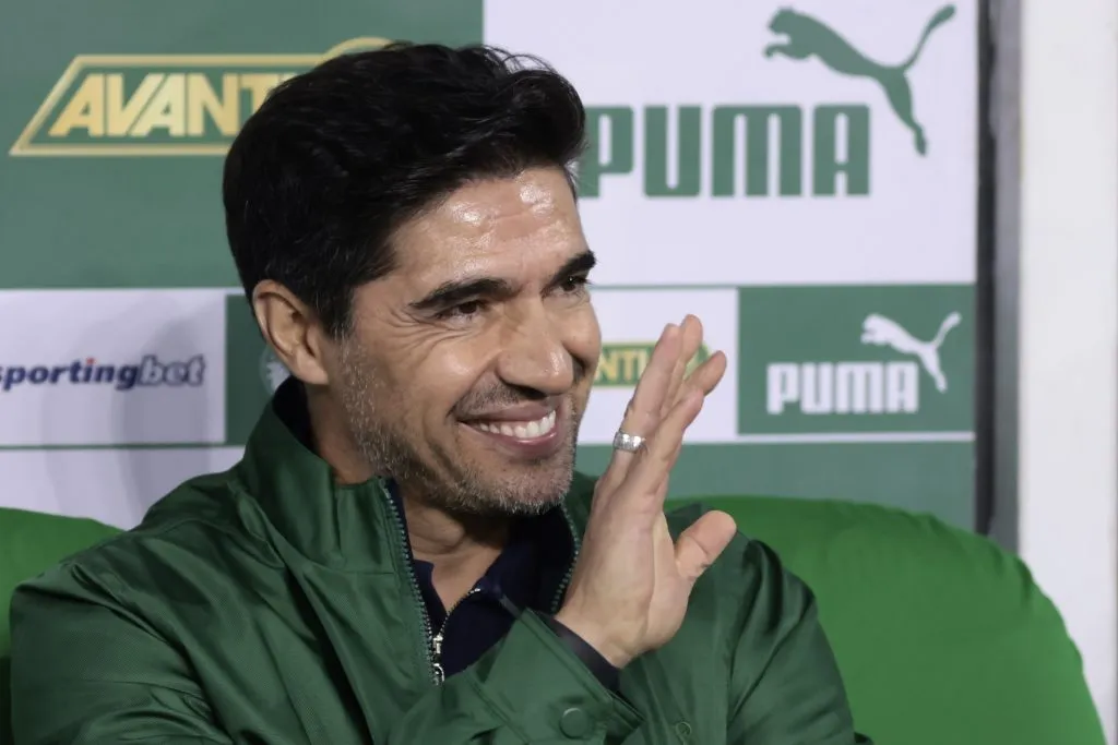Abel Ferreira tecnico do Palmeiras durante partida contra o Bragantino no estadio Arena Allianz Parque pelo campeonato Brasileiro A 2025. Foto: Marcello Zambrana/AGIF
