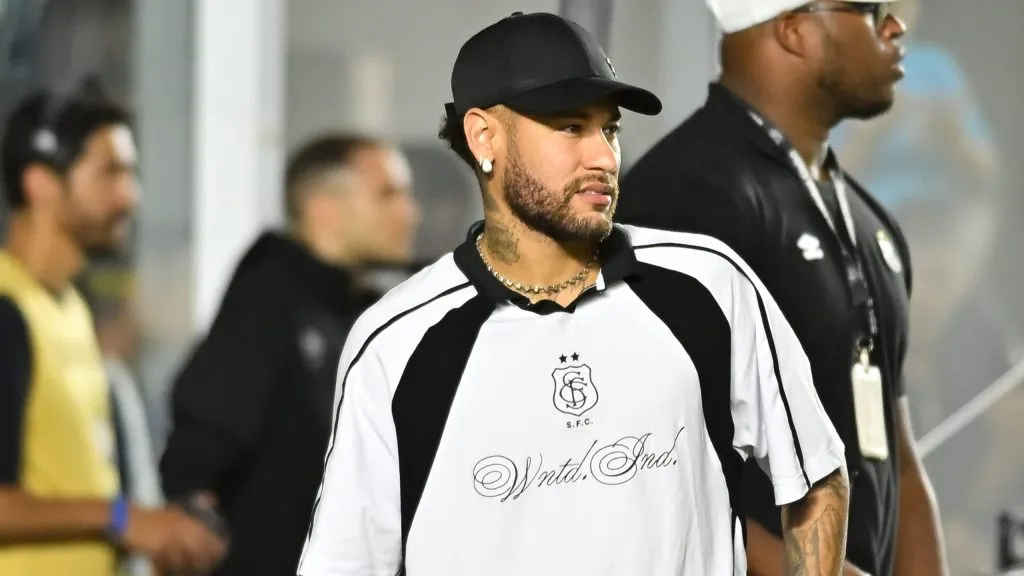 SP – SANTOS – 15/10/2025 – BRASILEIRO A 2025, SANTOS X CORINTHIANS – Neymar jogador do Santos  antes da partida contra o Corinthians no estadio Vila Belmiro pelo campeonato Brasileiro A 2025. Foto: Jota Erre/AGIF