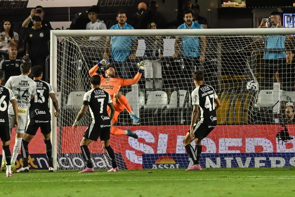 Gol de Zé Rafael do Santos durante partida contra o Corinthians no estadio Vila Belmiro pelo campeonato Brasileiro A 2025 – Foto: Jota Erre/AGIF