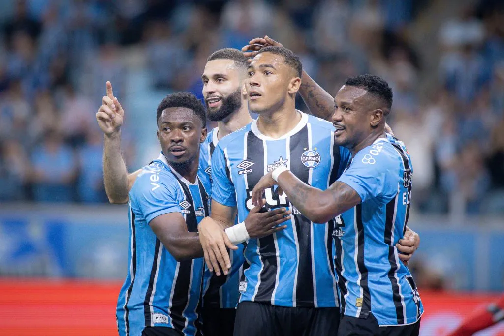 Carlos Vinicius jogador do Gremio comemora seu gol com jogadores do seu time – Foto: Maxi Franzoi/AGIF