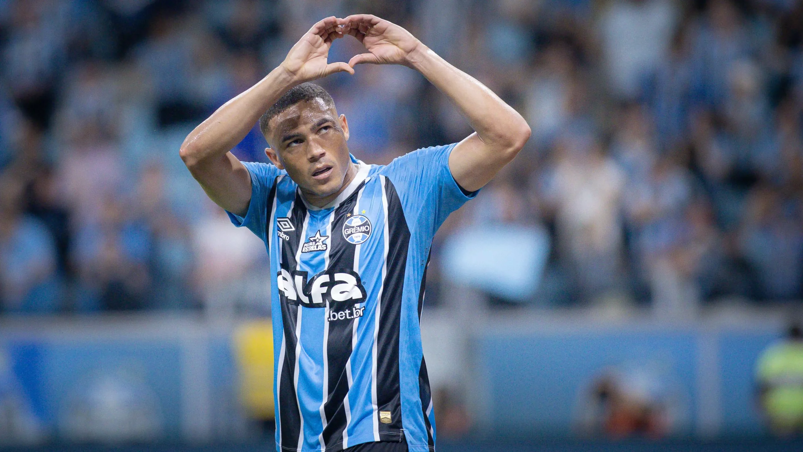 Carlos Vinícius, atacante do Grêmio, está na mira de Ancelotti – Foto: Maxi Franzoi/AGIF