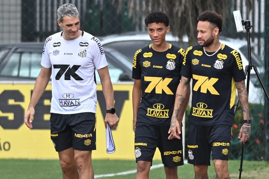 Vojvoda com Neymar e Robinho Júnior no CT. Foto: Jota Erre/AGIF