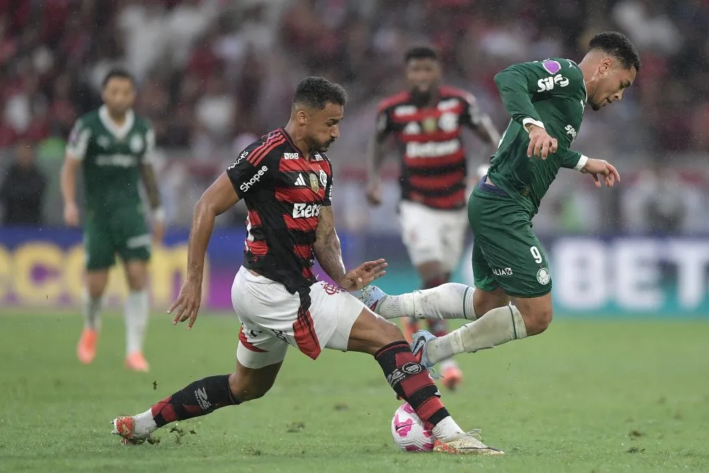 Danilo, jogador do Flamengo, disputa lance com Vitor Roque, jogador do Palmeiras durante partida no estadio Maracana pelo campeonato Brasileiro A 2025. Foto: Thiago Ribeiro/AGIF
